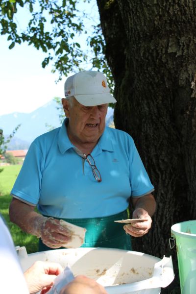 Brotbackkurs – Teig wird geknetet und geformt