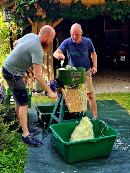 Sauerkrautfest auf dem Dorfplatz Schleching