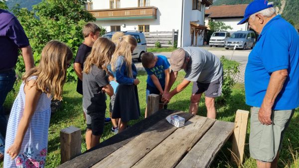 Kinder beim Ferienprogramm des Gartenbauvereins